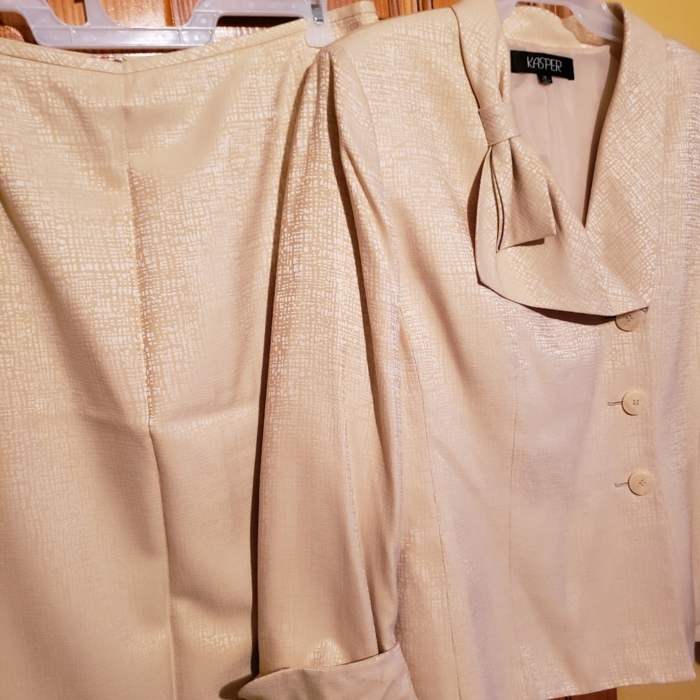 Women Kasper suit